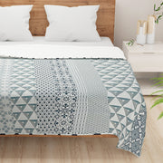 Abstract bedding, 210TC bedding, turquoise bedspread, geometric waves pattern, high-quality cotton sheets, luxurious bedroom textiles, modern bed decor, premium cotton bedding, soft and comfortable, elegant turquoise patterns, contemporary bedroom style, cool color palette, geometric mosaic design, ocean-inspired bedding, sophisticated home decor, wave motif, tranquil bedroom design, artistic bedding collection, durable and soft.